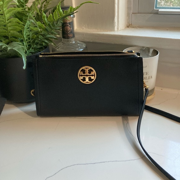 Tory Burch Handbags - Tory Burch Carson Crossbody
